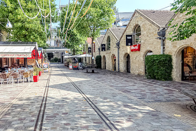 Vous êtes a Bercy village, lieu de fête et de soirée festive. 
Mais il y a des rails dans les pavés qui attirent votre curiosité? 
Qu'est ce dont?

Thread ⤵️⤵️⤵️