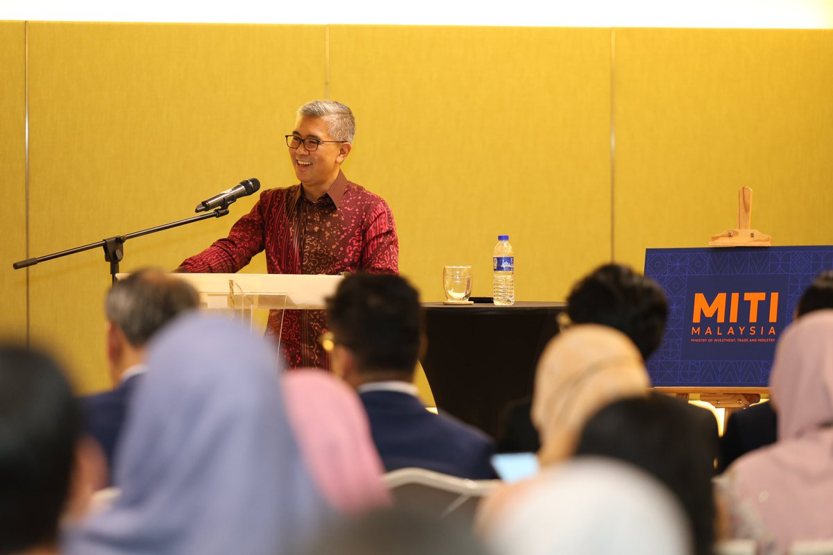 MITIMalaysia's tweet image. Menteri MITI, YB Tengku Zafrul Tengku Abdul Aziz telah mengetuai pembentangan Kad Laporan Kementerian Pelaburan, Perdagangan dan Industri bagi Suku Pertama 2024 di Menara MITI, hari ini. 

Selain memperincikan pencapaian-pencapaian MITI bagi suku pertama tahun ini,..