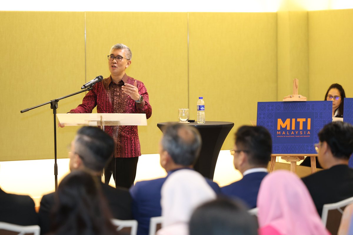 MITIMalaysia's tweet image. Menteri MITI, YB Tengku Zafrul Tengku Abdul Aziz telah mengetuai pembentangan Kad Laporan Kementerian Pelaburan, Perdagangan dan Industri bagi Suku Pertama 2024 di Menara MITI, hari ini. 

Selain memperincikan pencapaian-pencapaian MITI bagi suku pertama tahun ini,..