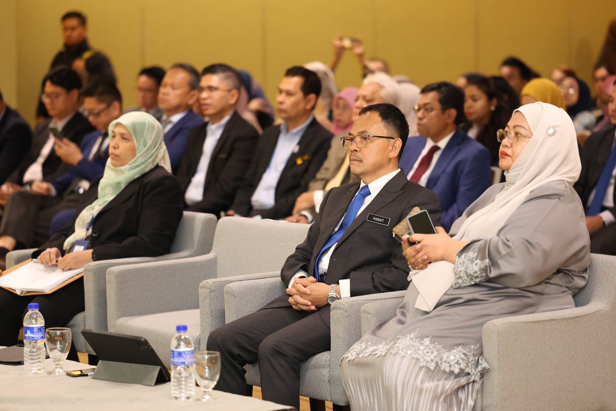 Menteri MITI, YB Tengku Zafrul Tengku Abdul Aziz telah mengetuai pembentangan Kad Laporan Kementerian Pelaburan, Perdagangan dan Industri bagi Suku Pertama 2024 di Menara MITI, hari ini. Selain memperincikan pencapaian-pencapaian MITI bagi suku pertama tahun ini,..