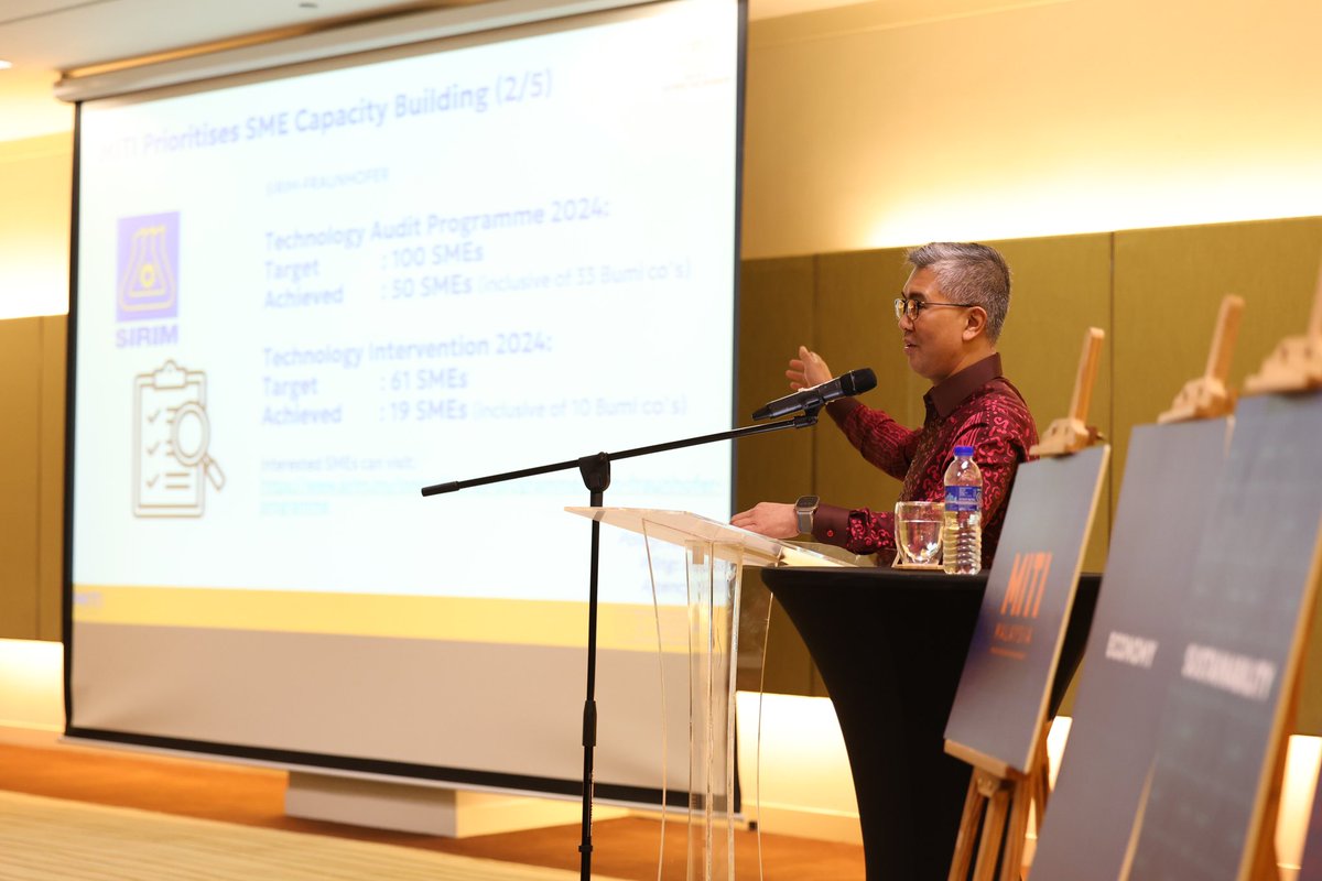 MITIMalaysia's tweet image. Menteri MITI, YB Tengku Zafrul Tengku Abdul Aziz telah mengetuai pembentangan Kad Laporan Kementerian Pelaburan, Perdagangan dan Industri bagi Suku Pertama 2024 di Menara MITI, hari ini. 

Selain memperincikan pencapaian-pencapaian MITI bagi suku pertama tahun ini,..