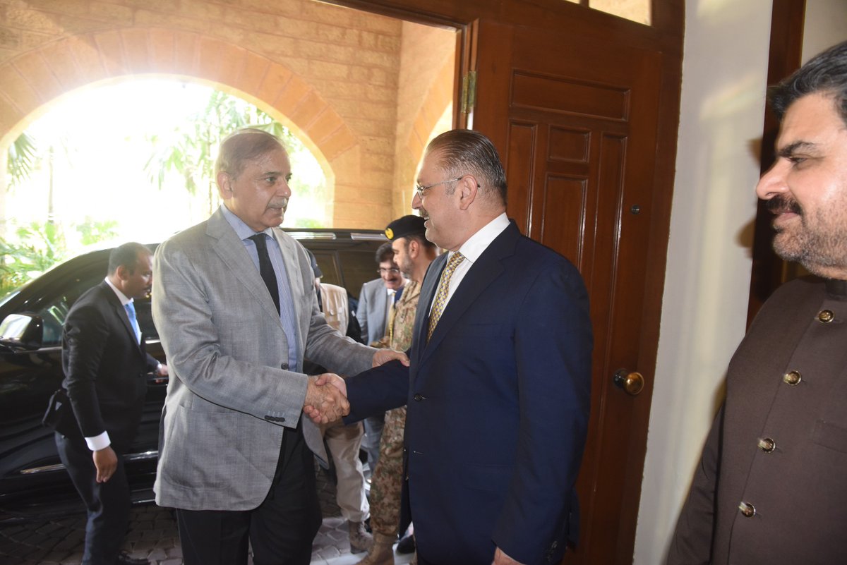 Senior Minister Sindh @sharjeelinam received Prime Minister of Pakistan @CMShehbaz at Chief Minister house Sindh