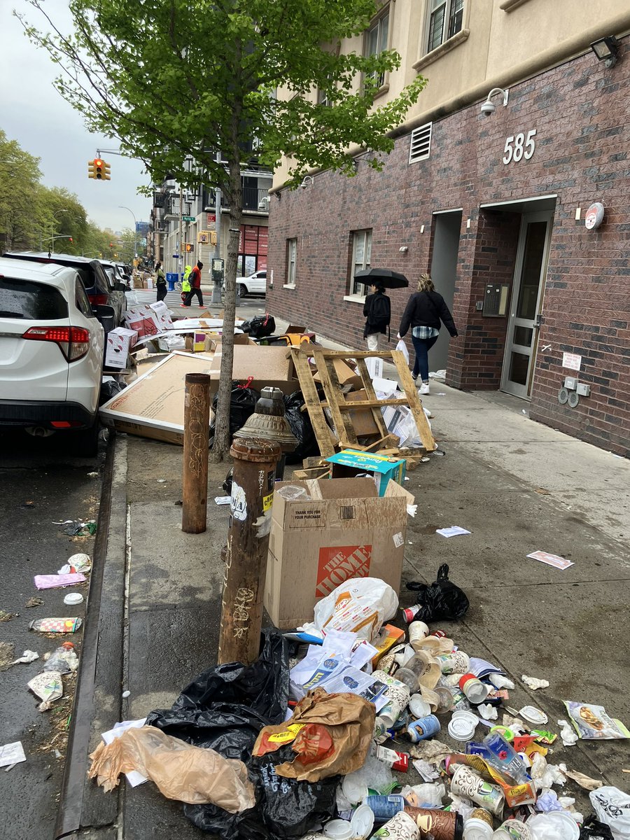 How can this keep happening, week after week, when our City’s mayor is so focused on rat control? —> 585 Marcy Ave, #Bedstuy #Brooklyn @NYCSanitation @nycgov #nyc
