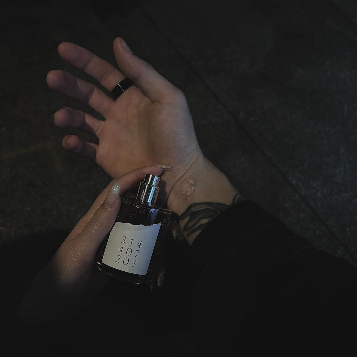 addct_jp's tweet photo. #Voidwood
#레이어링

エイディクトの香水を
より香り立たせ長くお楽しみいただく方法

オードパフュームを付けた後に
ソリッドパフュームをレイヤーリングすることにより
自分だけの香りが生み出され、より長持ちさせることができます https://t.co/QPYrDbvxeW