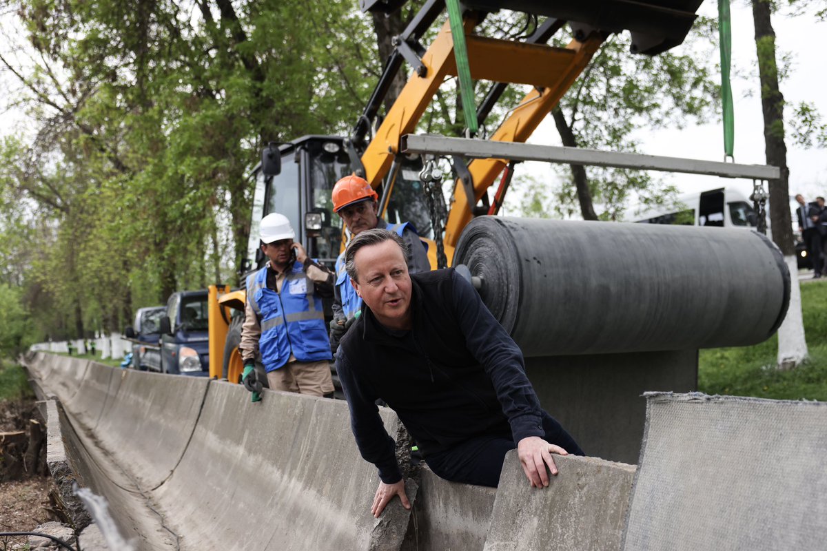 Lord Cameron had an opportunity to watch the construction works on the site by @_ConcreteCanvas who are rehabilitating canal with top UK tech. A fantastic example of UK expertise contributing to Kyrgyz water security.