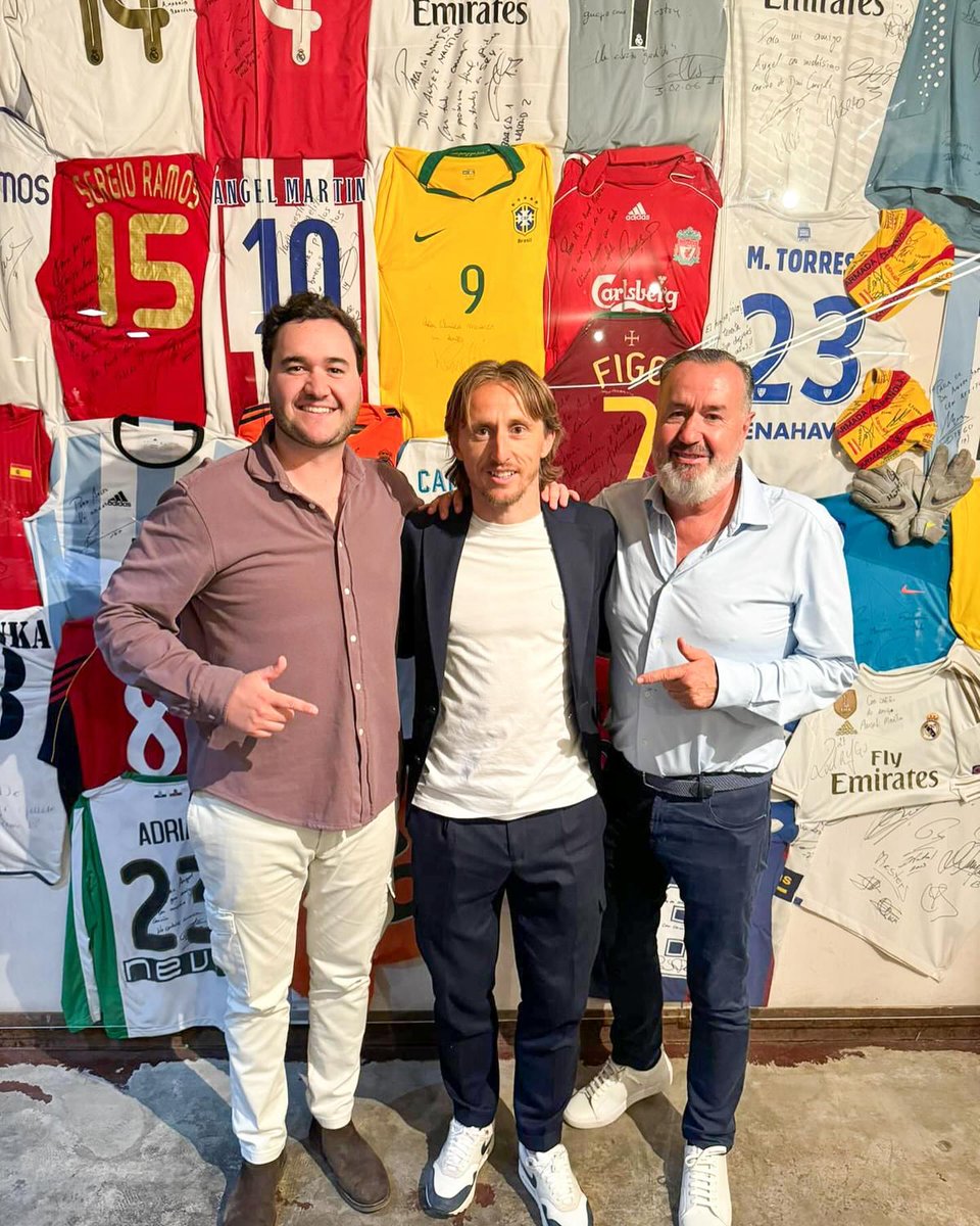 📸 Luka Modrić, Vinicius, Rodrygo, Raúl, Luis Figo, Rafa Nadal and other sports figures had dinner together yesterday.