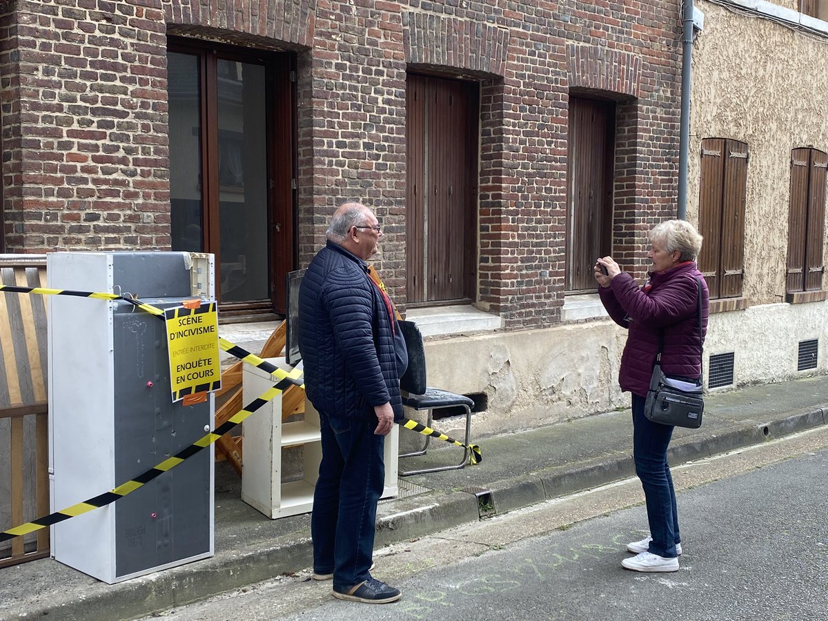 Avec mon Adjoint @LeNoepascal1 nous présentons un nouveau dispositif pour lutter contre les #encombrants à #Caudebec Nos «scènes d’#incivisme » rappellent à tous les lourdes #sanctions encoures et facilitent les témoignages et la recherche des indélicats ! #propreté #autorité