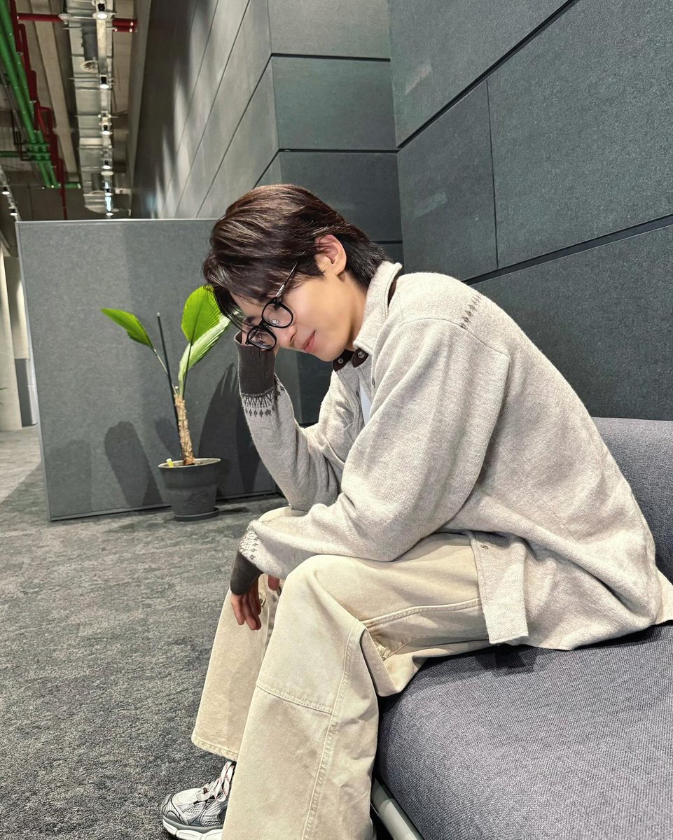 wonwooszone's tweet image. he was pondering all day