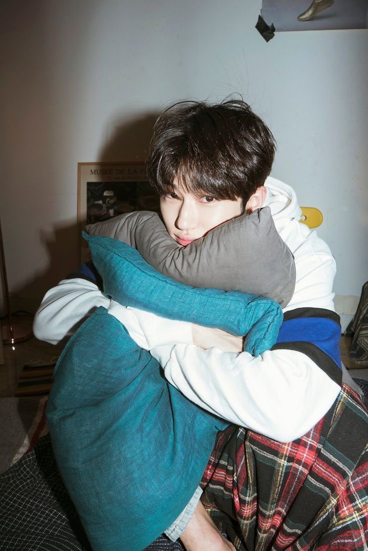 westof_9's tweet photo. 푸슝님 요청으로…!🍀
인터뷰 미남 변우석의 그동안의 잡지 인터뷰 타래✨ https://t.co/yISFcruy4N