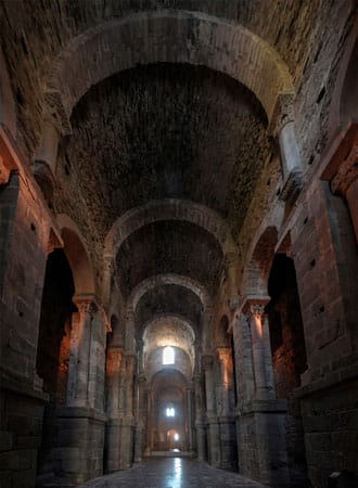 Mira que el amor es fuerte; vida, no me seas molesta, mira que sólo me resta, para ganarte perderte. -Santa Teresa de Jesús, 1515-82 Sant Pere de Rodes Nave central de la iglesia, #Girona románico ss. IX-XI Con originalidad de elementos arquitectónicos. monestirs.cat/monst/aemp/cae…