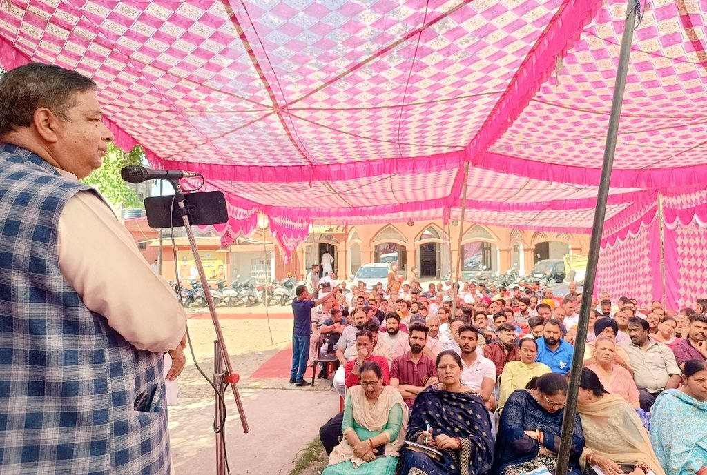 कार्यकर्ता बैठक , जम्मू । #JammuWest #BJP4IND #NaMoAgain2024 #AbkiBaar400Paar #BJP4JAMMU #JEETEGATOMODIHI @blsanthosh ji