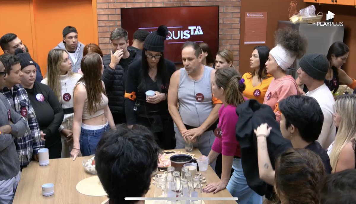 Casa laranja já acordou com reunião! 🧡👀
#TeamGaby | #AGrandeConquista
