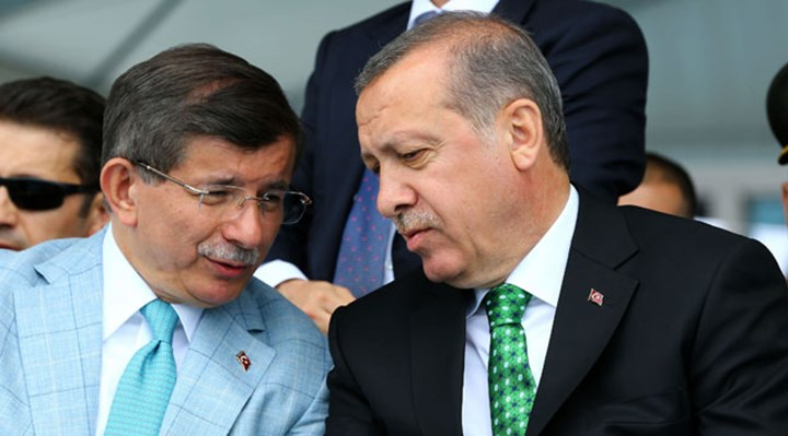 ➖ Gelecek Partisi lideri Ahmet Davutoğlu, AK Parti'deki çatışmayı anlattı:

'Çok yakın takip ediyorum. Şu an da AK Parti iktidarında samimi, geçmiş muhasebesi yapan öbek öbek gruplar tartışıyorlar. 

Kimisi basına yansıyor kimisi Çankaya’da hiçbir bedel ödemeden neredeyse