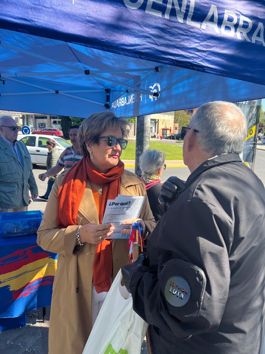 ¡Que mañana en el mercadillo de El Naranjo! 🤗 Cuantos vecinos se nos han acercado queriendo ser parte del #EquipoAyuso de la mano de @noelia_n 🌊 La marea azul es imparable @ppmadrid