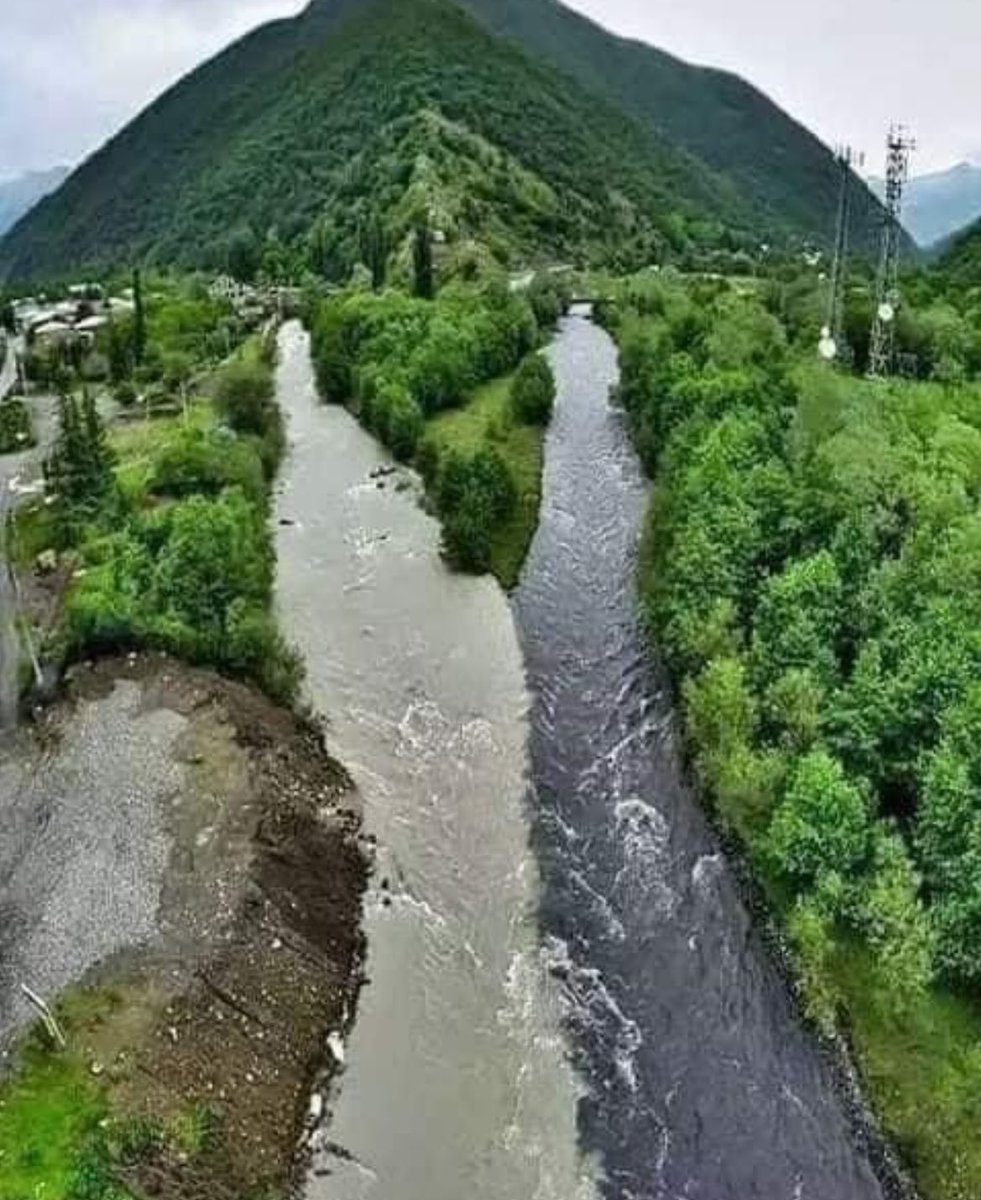 ARAGVİ NEHRİ
#GÜRCİSTAN
Aynı isimde yan yana akan iki nehir… Biri siyah diğeri ise beyaz… Kafkasya Dağları’ndaki bu muhteşem manzara 112 KM. kardeşce, birbirini ezmeden yanyana devam ediyor.. 
Ne çok  mesajlar veriyor insanlara anlayana. #salı