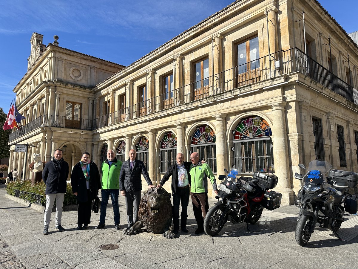 El alcalde, José Antonio Diez <a href="/JADIEZLEON/">JADiez / ❤️ 🦁</a> , ha recibido al leonés Anselmo Tascón Álvarez, de Moteros Solidarios, que ha realizado un viaje solidario por toda España para visibilizar las enfermedades raras y recaudar fondos para <a href="/FEDER_ONG/">FEDER | Enfermedades Raras</a>. 

#LeónEsp 

🔗 tinyurl.com/4na4fjmj
