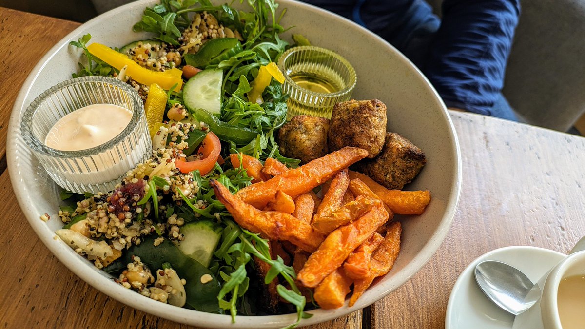 Quick lunch <a href="/brownbagprotein/">Brown Bag Protein</a> #Skipton cafe #Vegan ☺️😋🌱🌻❤️