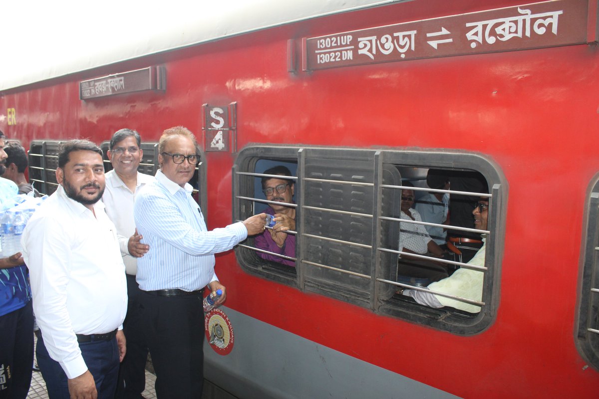 drmhowrah's tweet photo. "Stay hydrated on the go! Water bottle distribution on Mithila Express (Train No. 13021) from Howrah to Raxaul, ensuring a more comfortable journey for all passengers. #Hydration #TravelComfort #MithilaExpress #HowrahStation" https://t.co/ho2TYchDXK