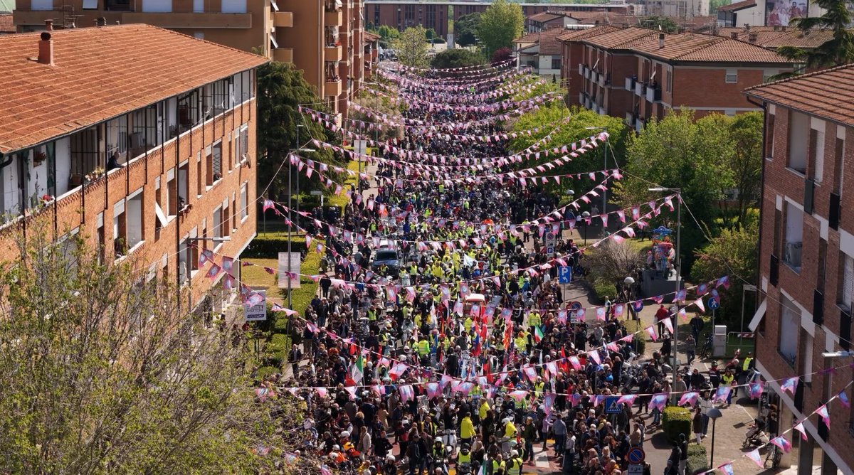 Piaggio_Group's tweet image. #VespaWorldDays event has come to a close and it was a record-setting edition: over 20000 Vespas arrived from 5 continents and more than 30000 Vespisti with them. Vespa Clubs from 55 countries were represented 🛵#PiaggioGroup #Vespa @Vespa_Official