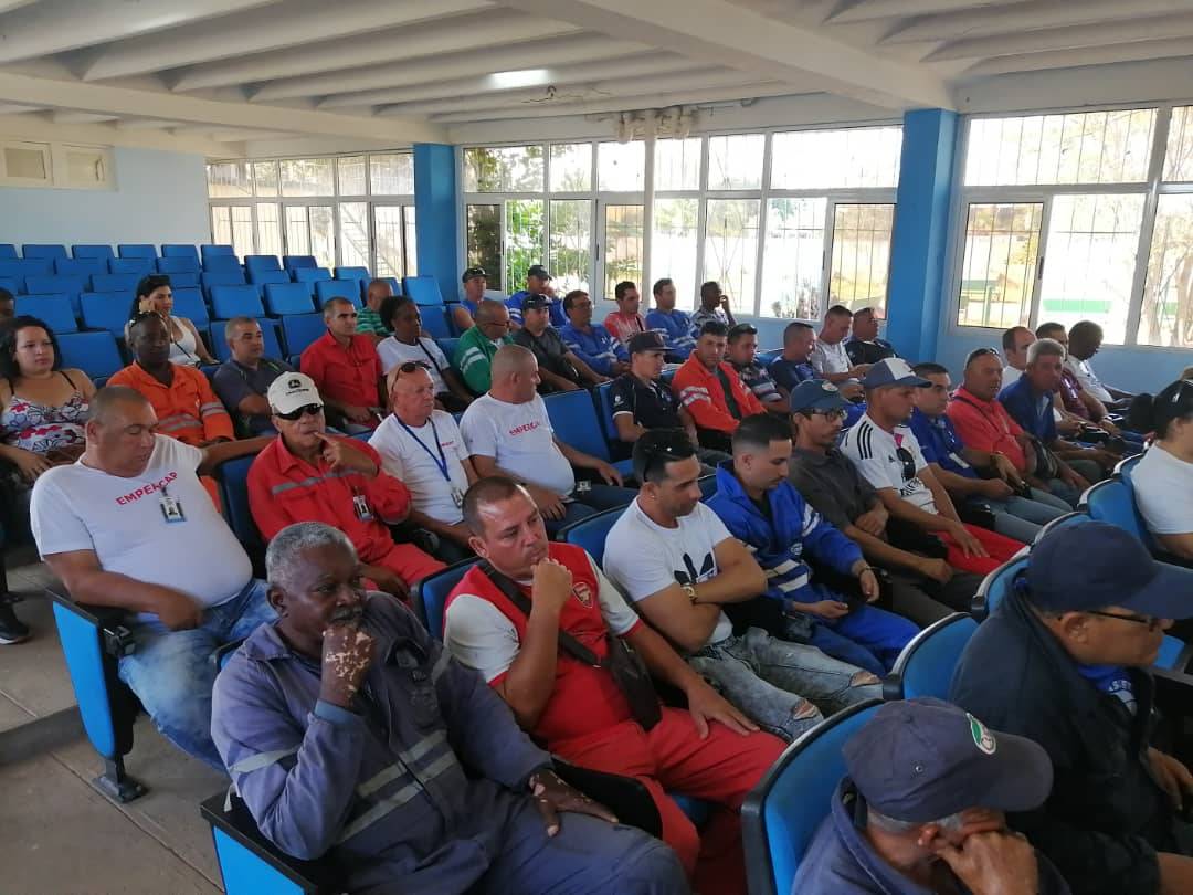 Se le hizo entrega a @empercap la distinción de vanguardia nacional en un emotivo acto. ¡Felicidades #PetrolerosPorCuba!!! #TrabajadoresProtagonistas #GenteQueSuma #Cuba