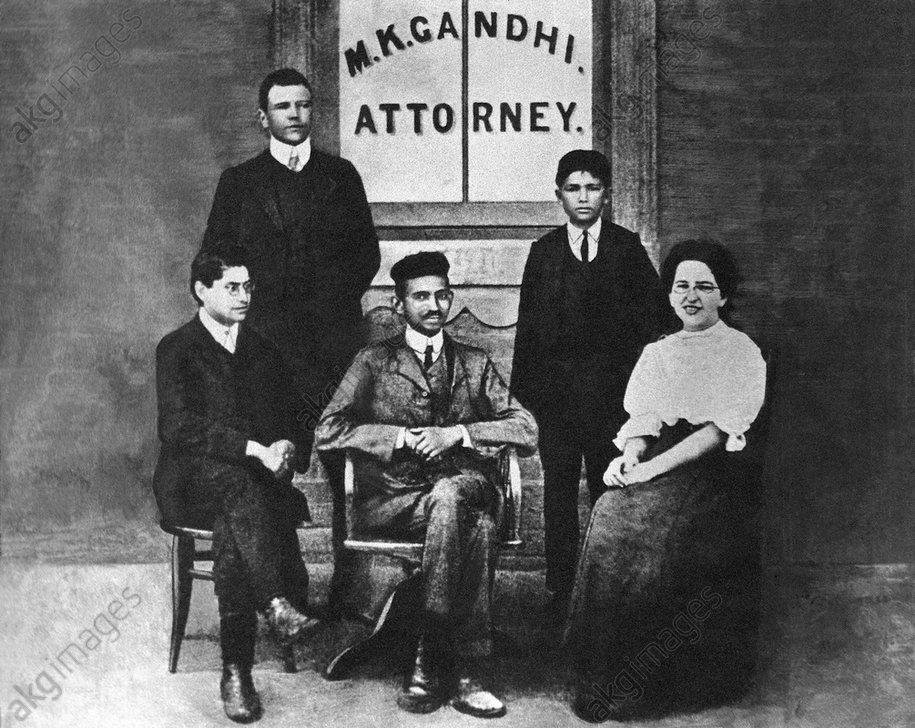 Махатма Ганди в своем адвокатском бюро в Йоханнесбурге. Южная Африка. 1905 г.