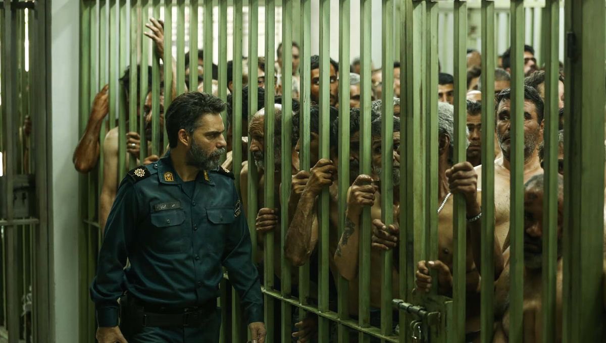 philippe_rouyer's tweet photo. À 21h sur @ARTEfr, «La Loi de Téhéran»(2021), est à la fois un polar haletant et un portrait hallucinant de l’Iran, avec ses prisons surpeuplées et ses trafics. Saeed Roustaee sait aussi composer des images choc comme ces accros au crack réfugiés dans des cylindres de chantier 👏 https://t.co/fKtjXVwSYA