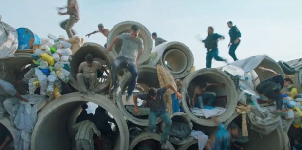 À 21h sur <a href="/ARTEfr/">ARTE</a>, «La Loi de Téhéran»(2021), est à la fois un polar haletant et un portrait hallucinant de l’Iran, avec ses prisons surpeuplées et ses trafics. Saeed Roustaee sait aussi composer des images choc comme ces accros au crack réfugiés dans des cylindres de chantier 👏