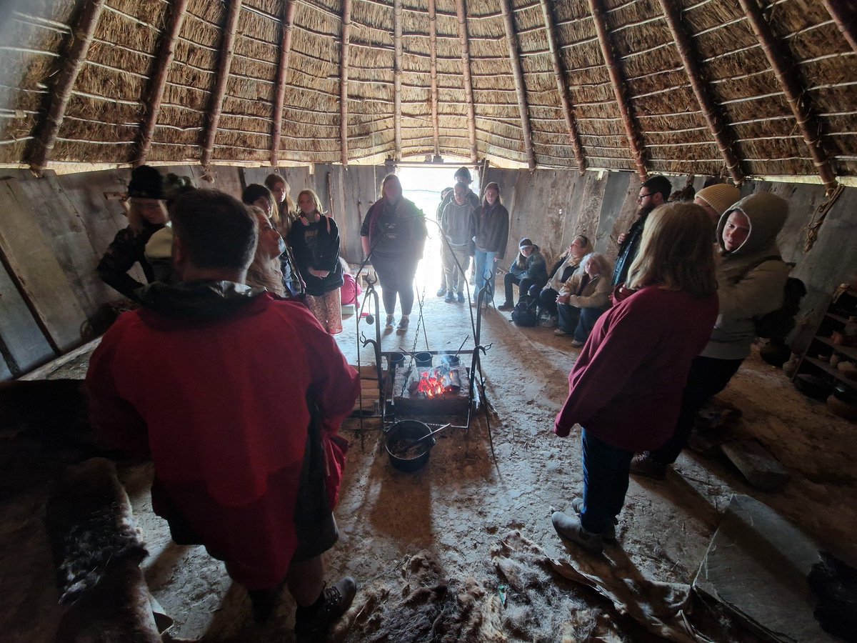 Our annual @BU_ArchAnth pilgrimage to the magnificent @butserfarm with @kearns_therese expertly taking us back to the Iron Age These roundhouses are absolutely toasty warm 🔥🤗 #HillfortsWednesday