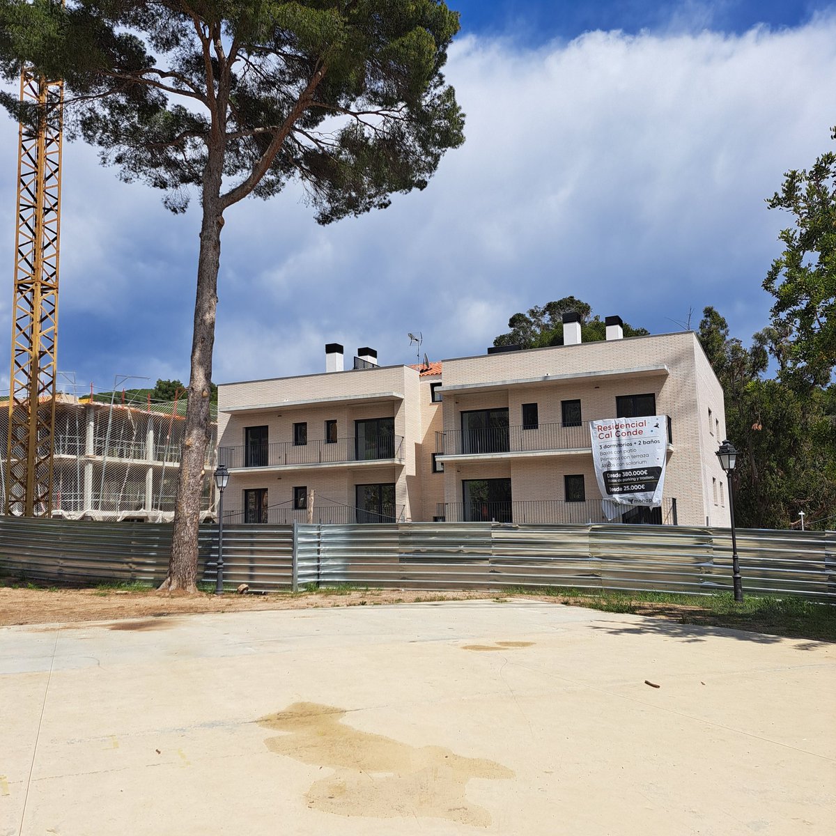 martamasies's tweet photo. Aviat enderrocaran una de les dependències i l'era (1a foto) de Cal Conde (2a foto) de Cabrera de Mar per construir-hi pisos. És molt trist veure com sacrifiquem teixits urbans singulars en favor l'especulació urbanística. Cal Conde i Can Català quedaran envoltades de blocs😔 https://t.co/k9WOxgQhfs