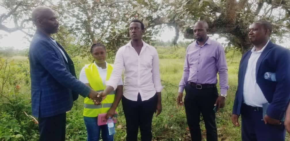 leaders of @LyantondeLocal handed over an irrigation site to the supplier under Micro Scale Irrigation program in @LyantondeLocal .The site is   hosted by Mr Mutafungwa Ambrose a resident of Kyabazala , Lyantonde rural costed at tune of Shs20m