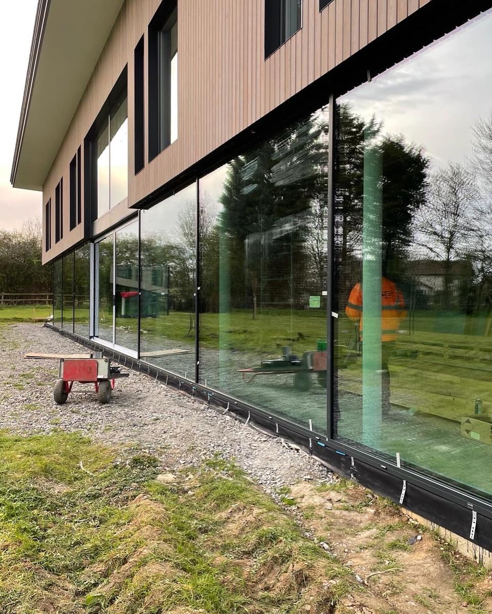 CraneCompact's tweet photo. Back to Horham for phase 2, glazing made easy with a crane and vac lifter. 

Thanks again to DLR Industrial Services .

Don’t strain… we crane! 
#electric #spidercrane #zeroemissions #compactcrane #steellifting #glasslifting #trusslifting #cranehire https://t.co/Pmcl9BNROD