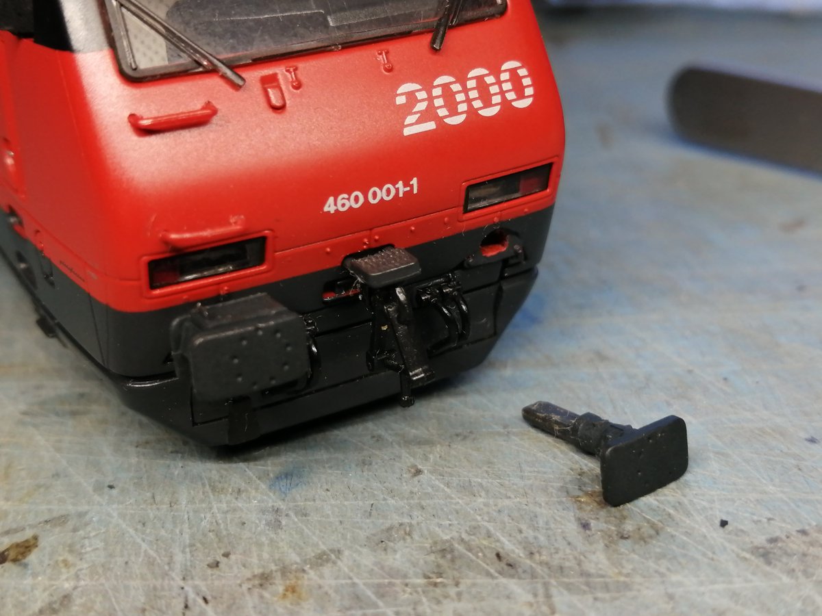 yoshinoyamanos1's tweet photo. #ペーパークラフト を #鉄道模型 にできるのか?番外編
紙のRe450にレンタルしていた下回りを牽引機であるRe460に返却する作業。
・パカっと外して紙の基板も入れ替えます
・プロフィカプラーはループタイプに交換
・上回りはバッファを差し込むことで固定されます
・はい出来上がり。
#IC2000 https://t.co/8ZffmDNNz5