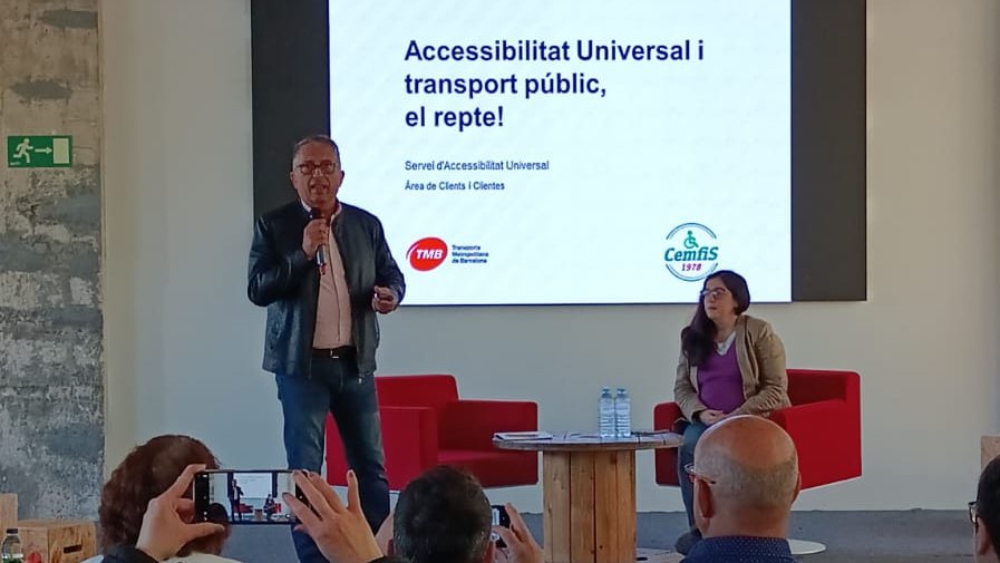 ♿️El responsable d’#accessibilitat i senyalització universal de #TMB, <a href="/Raul_Casas/">Raül Casas</a> i la responsable de projectes socials, Mireia Garrido, han participat avui en aquesta sessió de <a href="/cemfis_sc/">CEMFIS</a> sobre #accessibilitat als transports públics en la seu de <a href="/la_ciba/">La CIBA</a>.