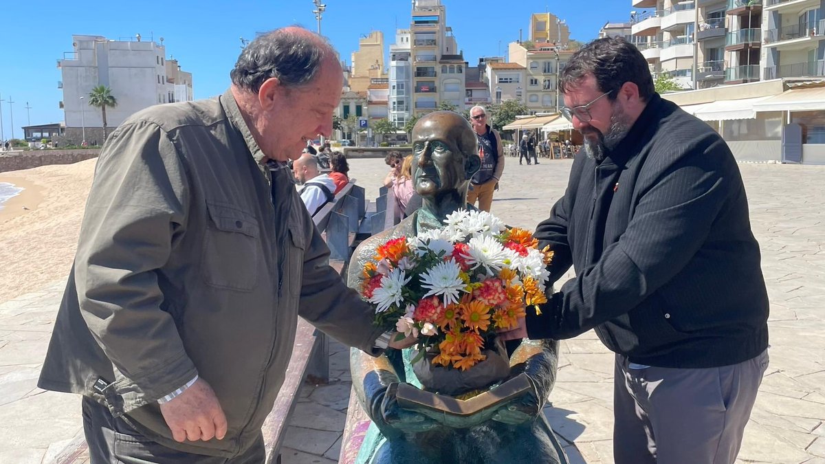 Blanes_cat's tweet photo. Blanes commemora el 72è aniversari de la mort de #CarlFaust creador @MarimurtraJardi amb una ofrena a l'estàtua del Passeig de Mar L'acte l'han encapçalat l'alcalde @JordiHernndezM1 i el president #FundacióCarlFaust #CristòfolJordà acompanyats del regidor #MediAmbient i patrons https://t.co/ywoHDQEL87