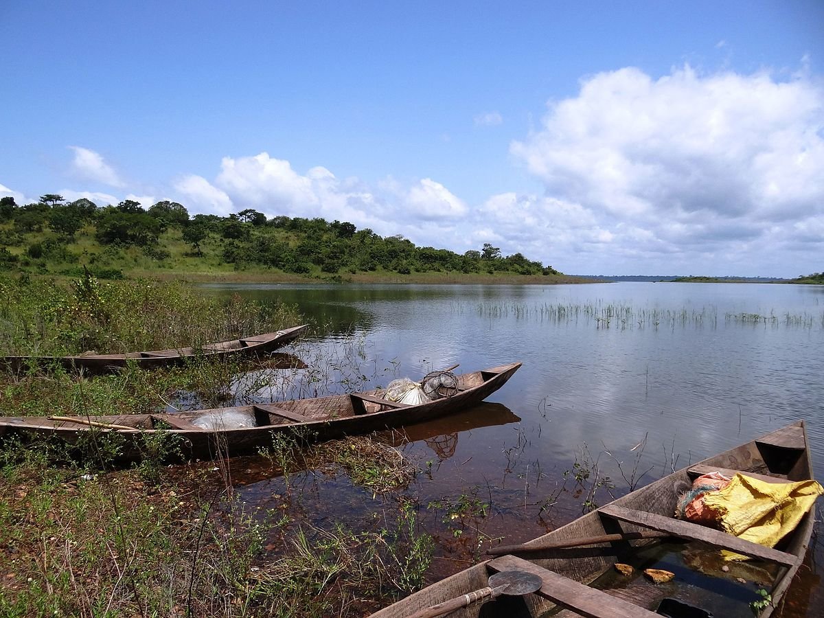 Le LAC KOSSOU est super beau mais qui connait son histoire ? 🇨🇮👇🏿
Créé en 1971 avec le barrage de Kossou sur le Bandama, il fait 150km de long. Il a occasionné le déplacement de plus de 100 000 habitants de la zone immergée😯 Beaucoup se sont reconvertis dans la pêche 🎣
#CIV225