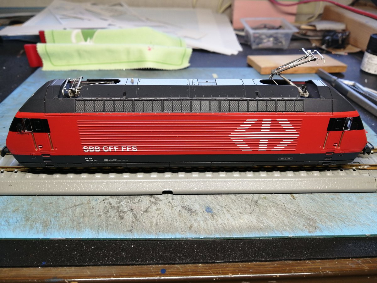 yoshinoyamanos1's tweet photo. #ペーパークラフト を #鉄道模型 にできるのか?番外編
紙のRe450にレンタルしていた下回りを牽引機であるRe460に返却する作業。
・パカっと外して紙の基板も入れ替えます
・プロフィカプラーはループタイプに交換
・上回りはバッファを差し込むことで固定されます
・はい出来上がり。
#IC2000 https://t.co/8ZffmDNNz5