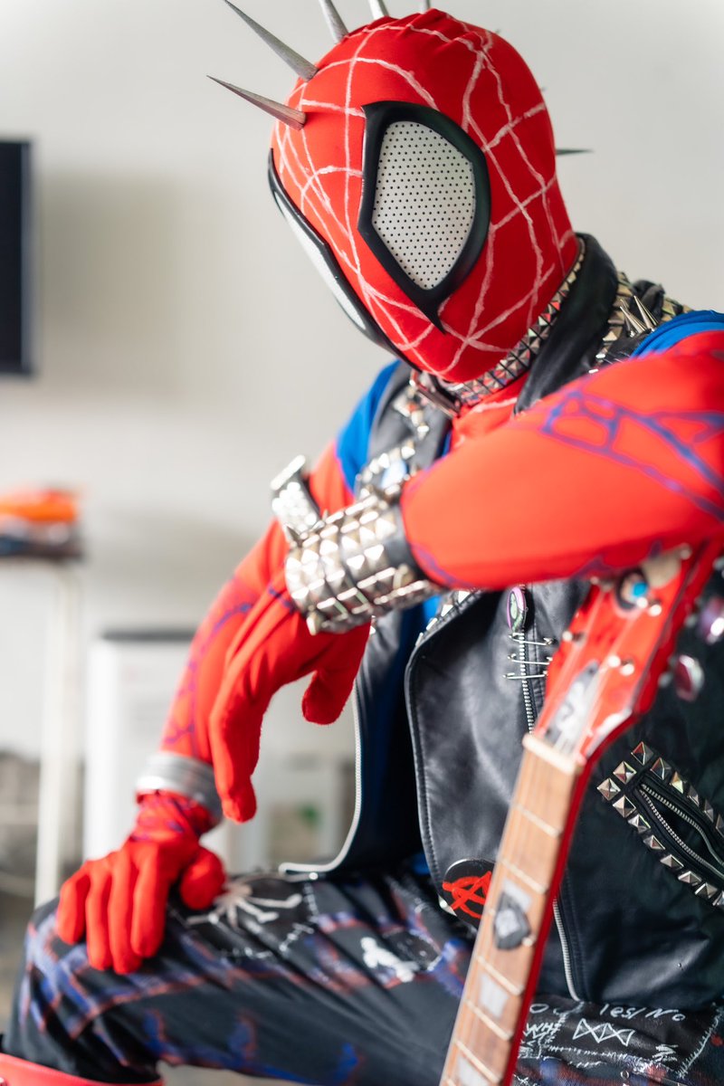 Interview with Spider-Punk.
Any questions?
Do I need to answer?

(スパイダーパンクへインタビュー) 
(質問だぁ？) 
(答える義理あっか？)

📸:(@taishi__nw )

 #spiderpunk 
 #スパイダーパンク