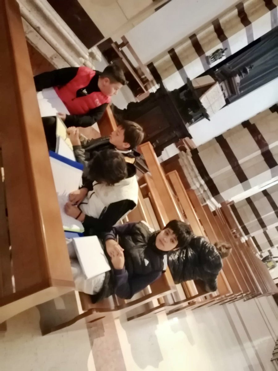 MedieChelli's tweet photo. Breve laboratorio di poesia in Duomo per i nostri ragazzi di prima con la Prof. Leoni.

#poesia #duomo #laboratorio #scuolamedia #mediechelli https://t.co/dAINa4zB6e