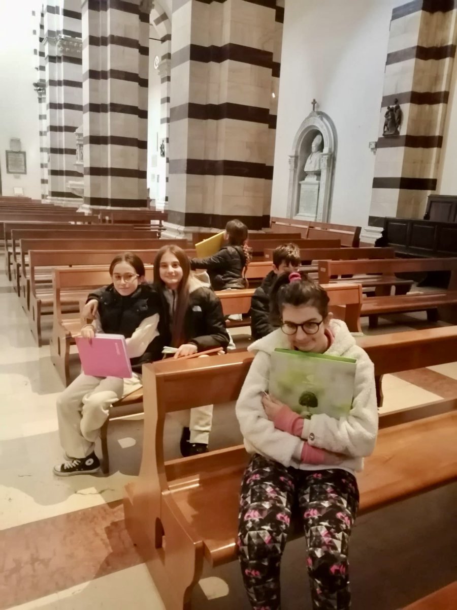 MedieChelli's tweet photo. Breve laboratorio di poesia in Duomo per i nostri ragazzi di prima con la Prof. Leoni.

#poesia #duomo #laboratorio #scuolamedia #mediechelli https://t.co/dAINa4zB6e