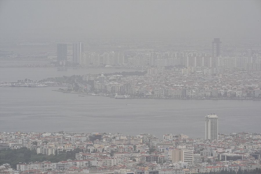 İzmir'de çöl tozu nedeniyle hava kalitesinde azalma yaşandı.
