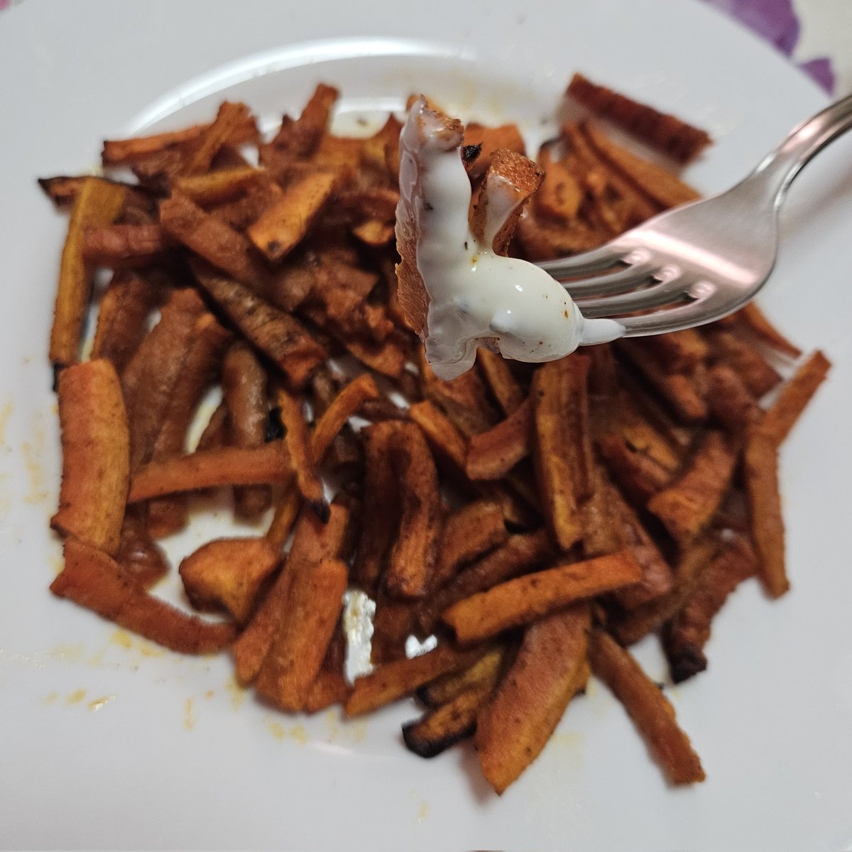 im_yellowflowrr's tweet photo. carrots dipped in yogurt https://t.co/iF50cv9x3G
