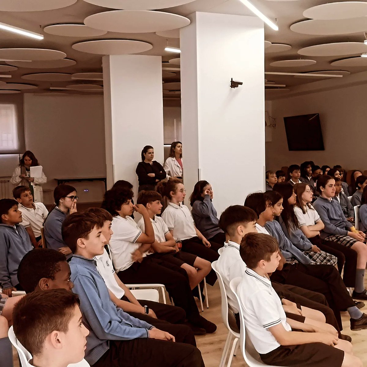 sanjosevalde's tweet photo. 👉Hoy hemos disfrutado desde #3EP hasta #Secundaria con @marvolvoreta y su taller #CuentaCuentos con motivo del #díadellibro
#SanJosé #Since1878 #colegiosHHCC #EducaciónVicenciana #colegiosconalma #leeresdivertido https://t.co/KNvARvOJ8h