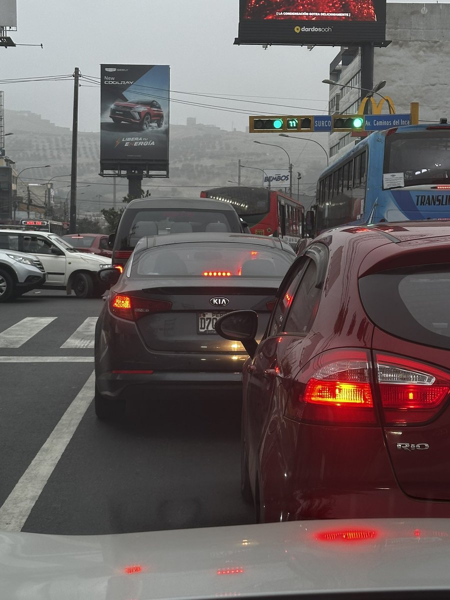 karinaarrus's tweet photo. @munisurco1 un día más! Que no me digan que es tráfico normal! Algo está mal, algo no funciona en Benavides para llegar a Cristóbal de Peralta, se hizo el nudo, nadie ayuda, aquí nos quedaremos https://t.co/8tHN1uQ2VW