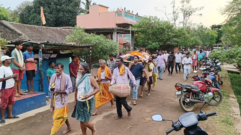 RajendraBegunia's tweet photo. ଖୋର୍ଦ୍ଧା ପୌରପରିଷଦ ଅନ୍ତର୍ଗତ ଗୁରୁଜଙ୍ଗ ସ୍ଥିତ ଦିୱାନ୍ ସାହିର ନୀଳକଣ୍ଠ ମହାପାତ୍ରଙ୍କର ଦେହାନ୍ତ ଖବର ପାଇ ମୁଁ ତାଙ୍କ ବାସ ଭବନରେ ପହଁଚି ଶୋକ ପ୍ରକାଶ କରି  ଶୋକସନ୍ତପ୍ତ ପରିବାର ବର୍ଗଙ୍କୁ ସମାବେଦନା ଜଣାଇବା ସହ ଅମର ଆତ୍ମାର ସଦଗତି ନିମନ୍ତେ ପ୍ରଭୁ ଜଗନ୍ନାଥଙ୍କ ନିକଟରେ ପ୍ରାର୍ଥନା କରିଛନ୍ତି । https://t.co/XHjMjW9Wfw