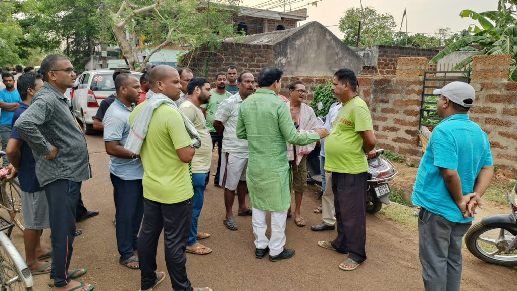 RajendraBegunia's tweet photo. ଖୋର୍ଦ୍ଧା ପୌରପରିଷଦ ଅନ୍ତର୍ଗତ ଗୁରୁଜଙ୍ଗ ସ୍ଥିତ ଦିୱାନ୍ ସାହିର ନୀଳକଣ୍ଠ ମହାପାତ୍ରଙ୍କର ଦେହାନ୍ତ ଖବର ପାଇ ମୁଁ ତାଙ୍କ ବାସ ଭବନରେ ପହଁଚି ଶୋକ ପ୍ରକାଶ କରି  ଶୋକସନ୍ତପ୍ତ ପରିବାର ବର୍ଗଙ୍କୁ ସମାବେଦନା ଜଣାଇବା ସହ ଅମର ଆତ୍ମାର ସଦଗତି ନିମନ୍ତେ ପ୍ରଭୁ ଜଗନ୍ନାଥଙ୍କ ନିକଟରେ ପ୍ରାର୍ଥନା କରିଛନ୍ତି । https://t.co/XHjMjW9Wfw