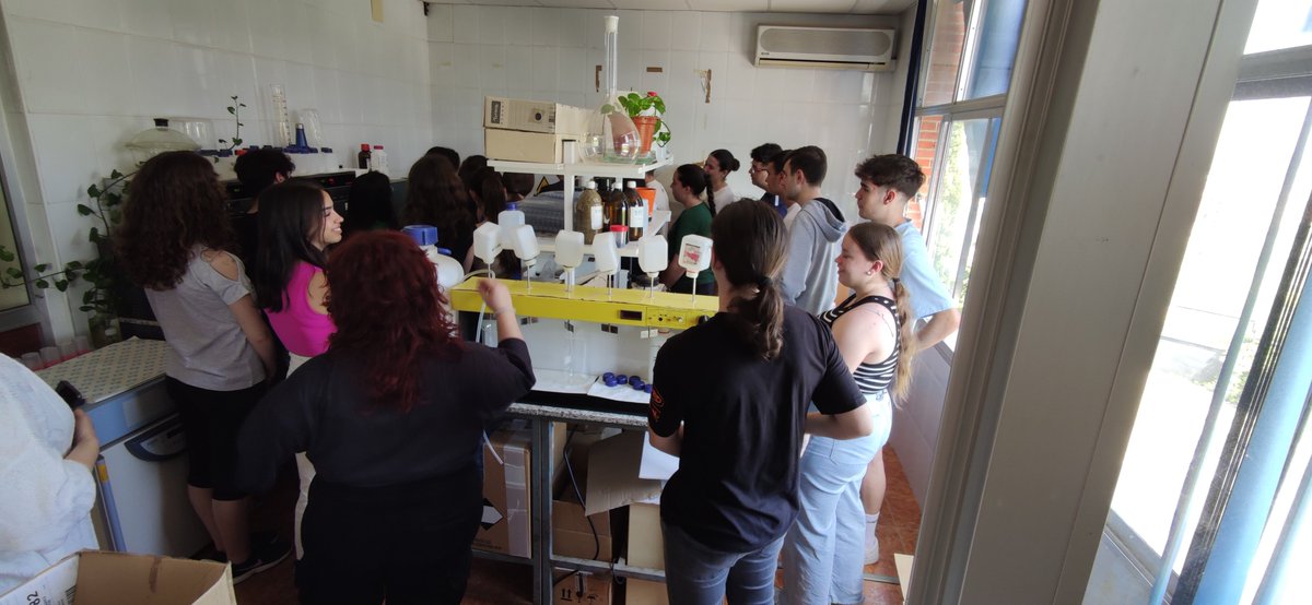 El alumnado de Técnicas Experimentales de 2º de Bach. ha visitado las instalaciones de la potabilizadora de Linares. Oxidaciones, cloraciones, análisis microbiológicos, filtraciones..., dejan el agua del pantano de la Fernandina lista para beber y con una excelente calidad