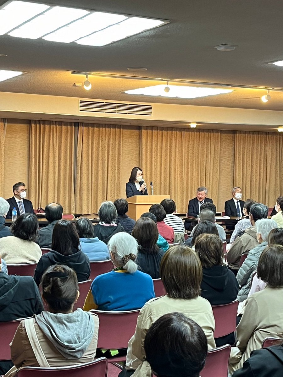 okunotaeko's tweet photo. 4/24（水）、江別駅前にて石川・三吉議員と朝の街頭活動からスタート。かなりの強風で、のぼりを支えるのに必死です。

街頭後は、会議や打ち合わせ、夜は江別支部の支部会が開催され、フル活動の一日でした。また、寒い中、支部会に参加くださった
党員の皆様、本当に
ありがとうございました😊 https://t.co/UpjW61XzqS