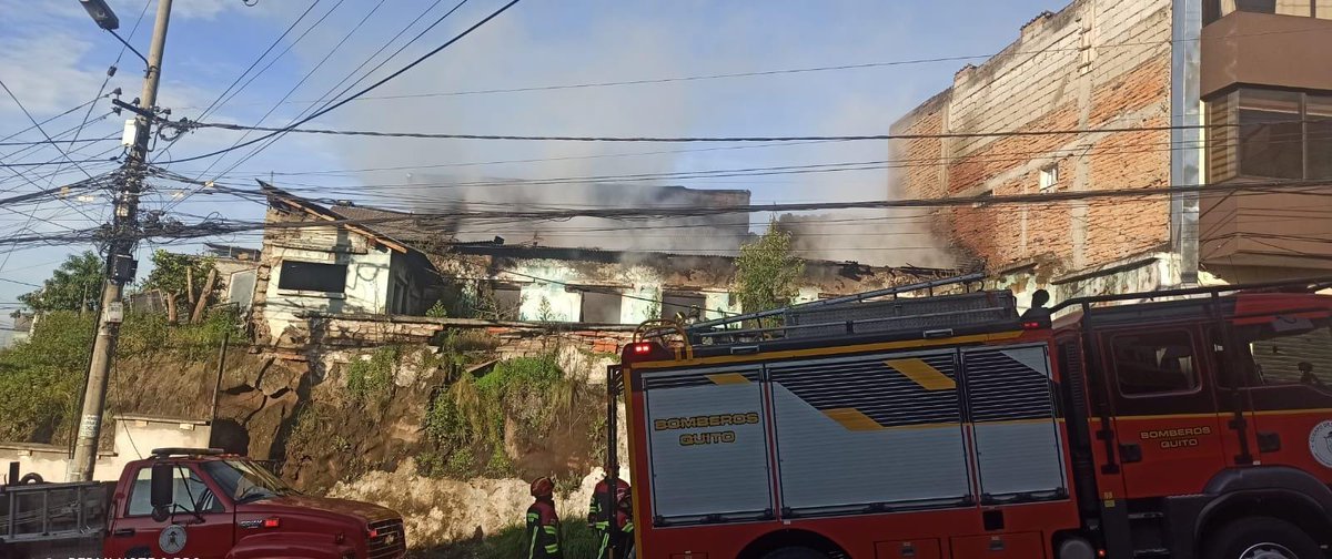 🔥🏘️ #Ahora | Nuestro equipo atiende una emergencia por un incendio estructural. Es una vivienda abandonada en el sector de La Mascota, al sur de Quito. 🤕 No hay personas heridas. #BomberosQuito