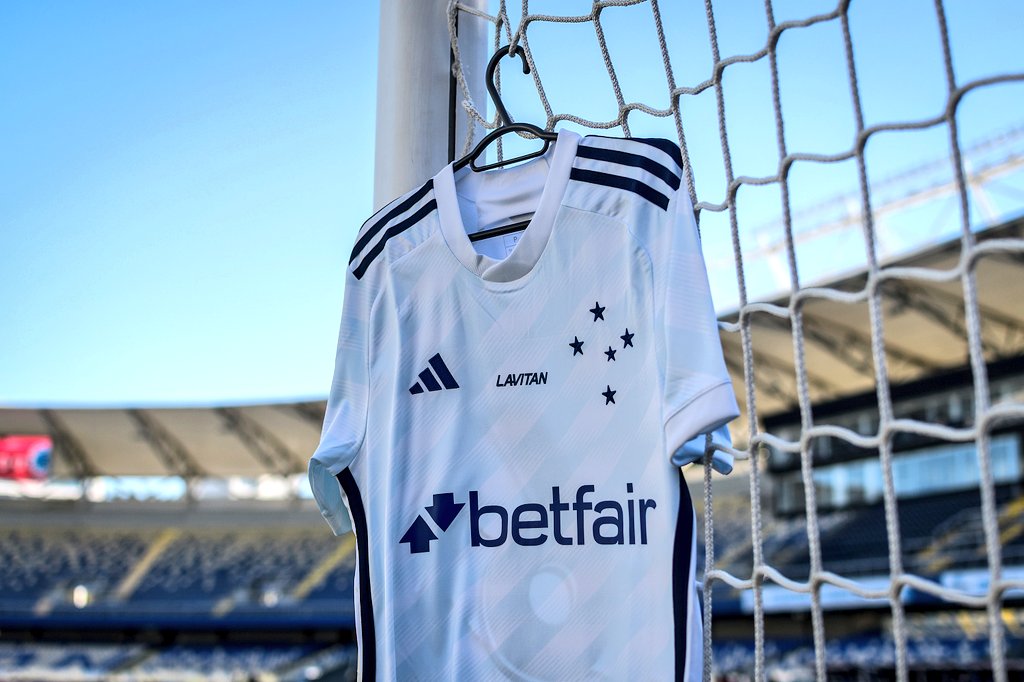 🚨 INFORMAÇÃO Cruzeiro prepara lançamento de camisa branca com referência a Igreja da Pampulha, cartão-postal de Belo Horizonte. O clube celeste deve lançar novo uniforme nesta sexta-feira. O preço da nova camisa deve ficar na casa dos R$ 300,00. A nova camisa será