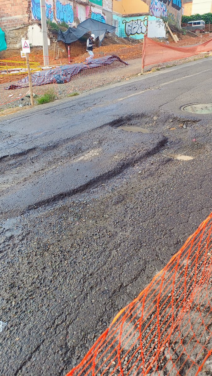 JuanF87's tweet photo. No sé que espera la @AlcaldEstrella, el @Areametropol e incluso @EPMestamosahi con una vía principal como lo es la CRA 62A en Ferreria, que se vuelva intransitable? un accidente? Que se pierda más agua por la fuga que hay en el manhole? Han dejado pasar el tiempo y el daño crece https://t.co/22OvpCw44S